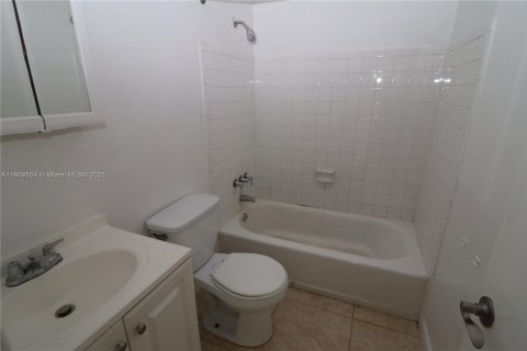 Apartamento en alquiler en Hollywood, Florida, 2 dormitorios, 69.68 m2 № 1965197 - foto 11