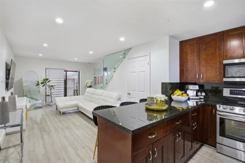 Condominio en venta en Miami, Florida, 3 dormitorios, 88.81 m2 № 2031943 - foto 4