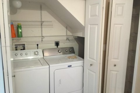 Adosado en alquiler en Doral, Florida, 2 dormitorios, 91.04 m2 № 1971957 - foto 8