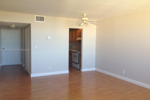 Condominio en venta en North Miami Beach, Florida, 1 dormitorio, 73.39 m2 № 2152546 - foto 9