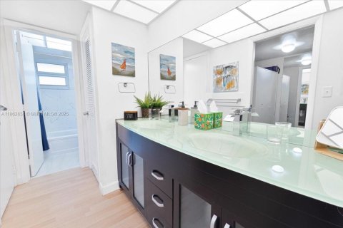 Condo in Lauderdale-by-the-Sea, Florida, 1 bedroom  № 1890147 - photo 19