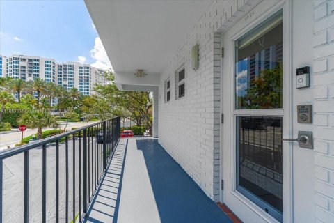 Condo in Lauderdale-by-the-Sea, Florida, 1 bedroom  № 1890147 - photo 4