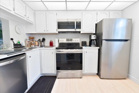 Condo in Lauderdale-by-the-Sea, Florida, 1 bedroom  № 1890147 - photo 14