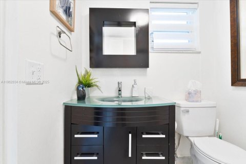 Condo in Lauderdale-by-the-Sea, Florida, 1 bedroom  № 1890147 - photo 16