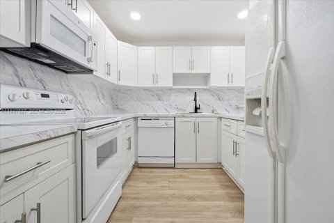 Купить кондоминиум в Хайалиа, Флорида 2 спальни, 91.04м2, № 2005820 - фото 5