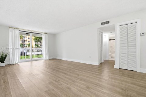 Купить кондоминиум в Хайалиа, Флорида 2 спальни, 91.04м2, № 2005820 - фото 4