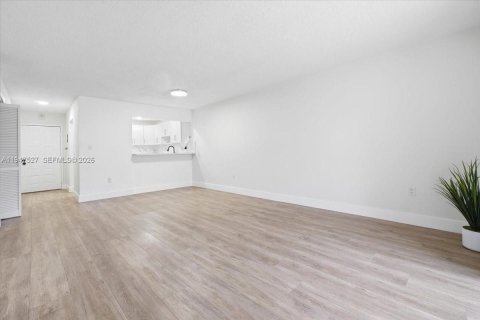 Купить кондоминиум в Хайалиа, Флорида 2 спальни, 91.04м2, № 2005820 - фото 3