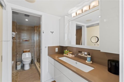 Condo in Miami, Florida, 2 bedrooms  № 2001412 - photo 18