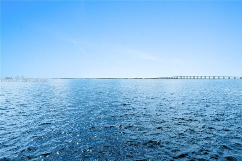 Condo in Miami, Florida, 2 bedrooms  № 2001412 - photo 3