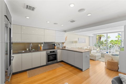 Condo in Miami, Florida, 2 bedrooms  № 2001412 - photo 8