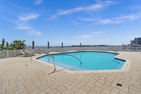 Condo in Miami, Florida, 2 bedrooms  № 2001412 - photo 23