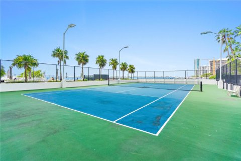 Condo in Miami, Florida, 2 bedrooms  № 2001412 - photo 22