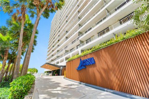 Condo in Miami, Florida, 2 bedrooms  № 2001412 - photo 4