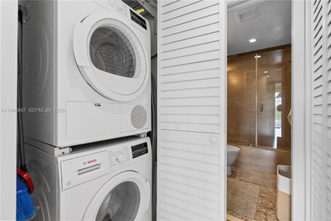 Condo in Miami, Florida, 2 bedrooms  № 2001412 - photo 14