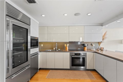 Condo in Miami, Florida, 2 bedrooms  № 2001412 - photo 12