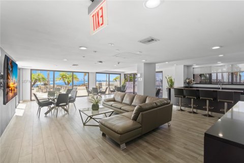 Condo in Miami, Florida, 2 bedrooms  № 2001412 - photo 24