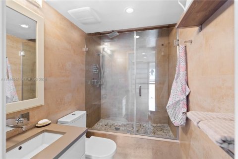 Condo in Miami, Florida, 2 bedrooms  № 2001412 - photo 15