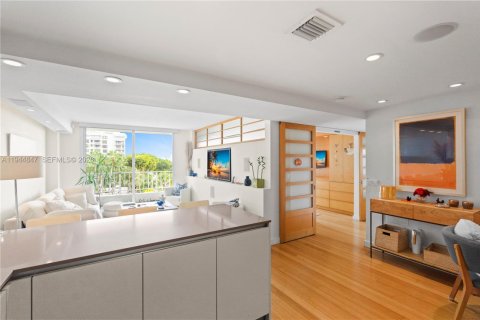 Condo in Miami, Florida, 2 bedrooms  № 2001412 - photo 7