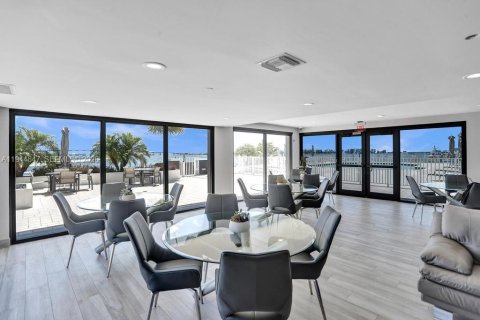 Condo in Miami, Florida, 2 bedrooms  № 2001412 - photo 21