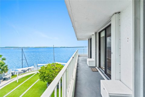 Condo in Miami, Florida, 2 bedrooms  № 2001412 - photo 5