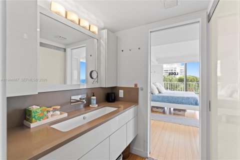 Condo in Miami, Florida, 2 bedrooms  № 2001412 - photo 19