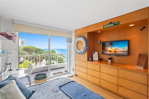 Condo in Miami, Florida, 2 bedrooms  № 2001412 - photo 11