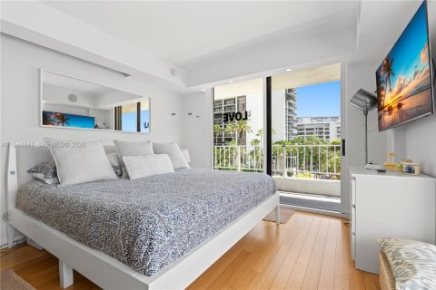 Condo in Miami, Florida, 2 bedrooms  № 2001412 - photo 17