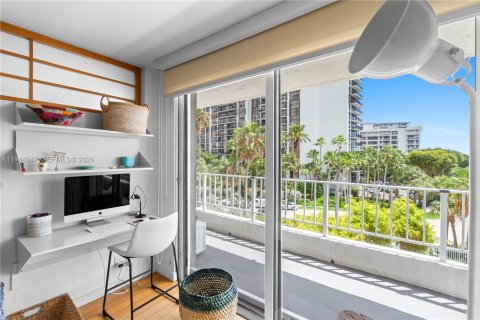 Condo in Miami, Florida, 2 bedrooms  № 2001412 - photo 13