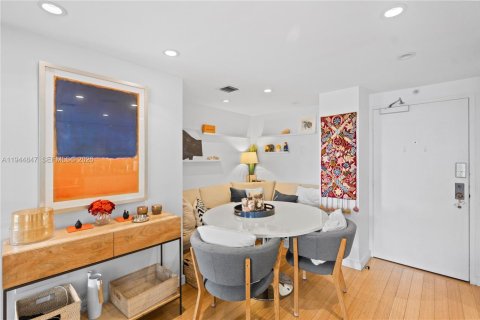 Condo in Miami, Florida, 2 bedrooms  № 2001412 - photo 6