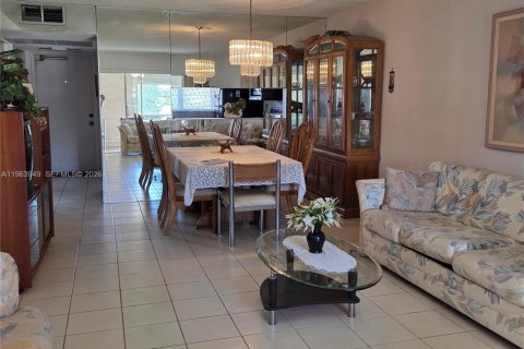 Copropriété à vendre à Tamarac, Floride: 2 chambres, 85.47 m2 № 2081062 - photo 2