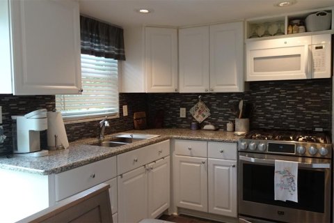 Condo in Saint Petersburg, Florida, 2 bedrooms № 2223097 - photo 23
