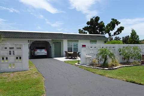 Condo in Saint Petersburg, Florida, 2 bedrooms № 2223097 - photo 2