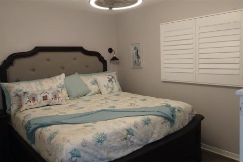 Condo in Saint Petersburg, Florida, 2 bedrooms № 2223097 - photo 11