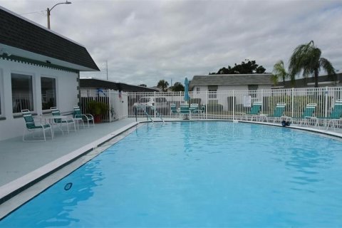 Condo in Saint Petersburg, Florida, 2 bedrooms № 2223097 - photo 6