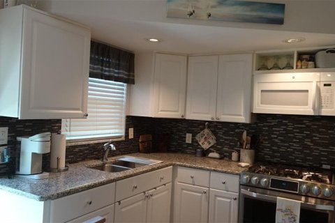 Condo in Saint Petersburg, Florida, 2 bedrooms № 2223097 - photo 21