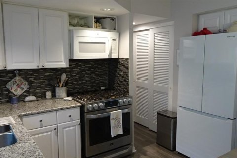 Condo in Saint Petersburg, Florida, 2 bedrooms № 2223097 - photo 24