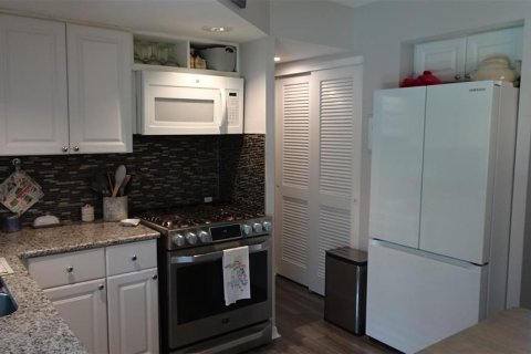 Condo in Saint Petersburg, Florida, 2 bedrooms № 2223097 - photo 25