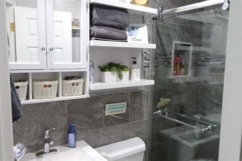 Condo in Saint Petersburg, Florida, 2 bedrooms № 2223097 - photo 15