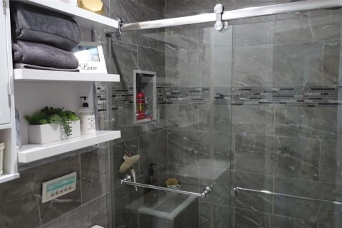 Condo in Saint Petersburg, Florida, 2 bedrooms № 2223097 - photo 16