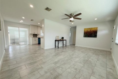 House in Pinellas Park, Florida 3 bedrooms, 104.52 sq.m. № 1917908 - photo 7
