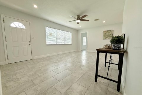 House in Pinellas Park, Florida 3 bedrooms, 104.52 sq.m. № 1917908 - photo 9