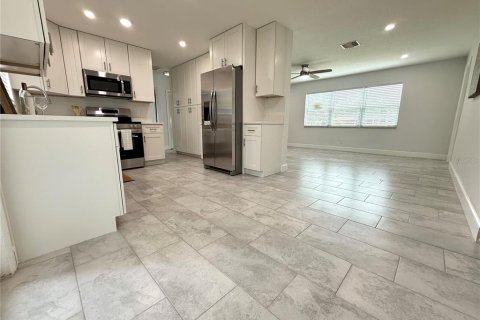House in Pinellas Park, Florida 3 bedrooms, 104.52 sq.m. № 1917908 - photo 6