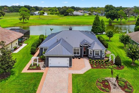 House in Winter Haven, Florida 3 bedrooms, 231.61 sq.m. № 2259479