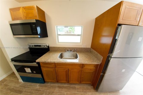 House in Miami, Florida 2 bedrooms, 60.39 sq.m. № 1826002 - photo 1
