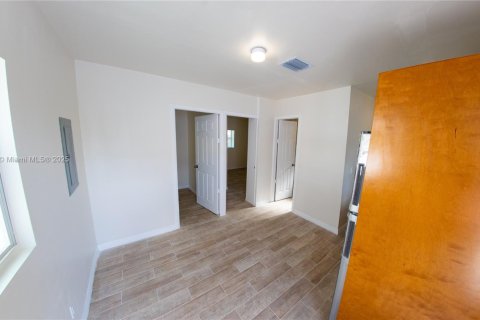 House in Miami, Florida 2 bedrooms, 60.39 sq.m. № 1826002 - photo 2