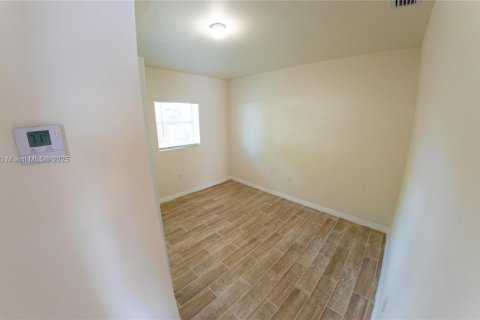 House in Miami, Florida 2 bedrooms, 60.39 sq.m. № 1826002 - photo 4