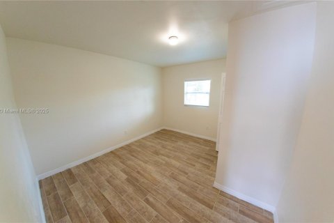 House in Miami, Florida 2 bedrooms, 60.39 sq.m. № 1826002 - photo 3