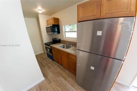 House in Miami, Florida 2 bedrooms, 60.39 sq.m. № 1826002 - photo 6