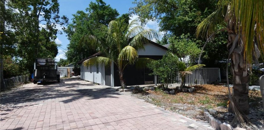 House in Fort Myers, Florida 3 bedrooms, 89.19 sq.m. № 2155447