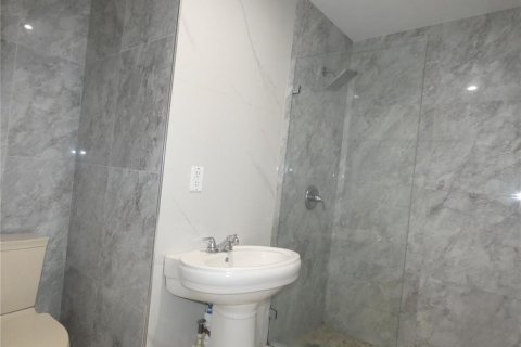 House in Fort Myers, Florida 3 bedrooms, 89.19 sq.m. № 2155447 - photo 17